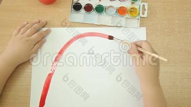 一个孩子右手拿着画笔，在白纸上画一道彩虹..